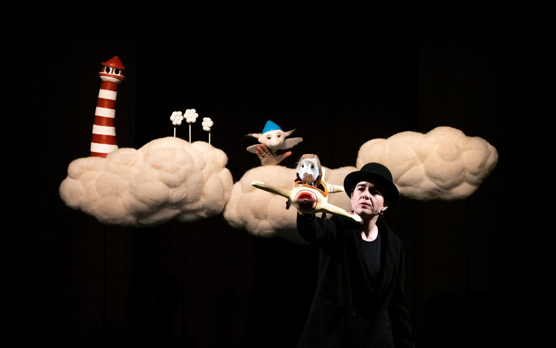 "Nube Nube" es un juego poético sobre la idea del amor romántico que se nos transmite desde la más tierna infancia. Inspirado en el cuento de "La Sirenita", en "Nube Nube" hacemos una revisión, desde el humor y el amor, de lo que somos capaces de hacer para querer y que nos quieran